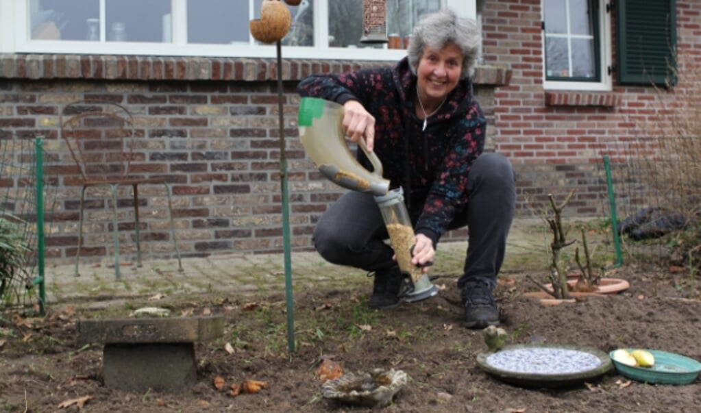 Gerda Welkamp helpt vogels de winter door. 