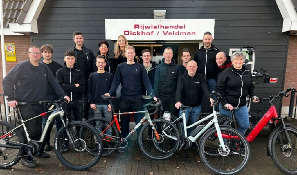  Het team van Dickhof Rijwielen in Oosterwolde. 