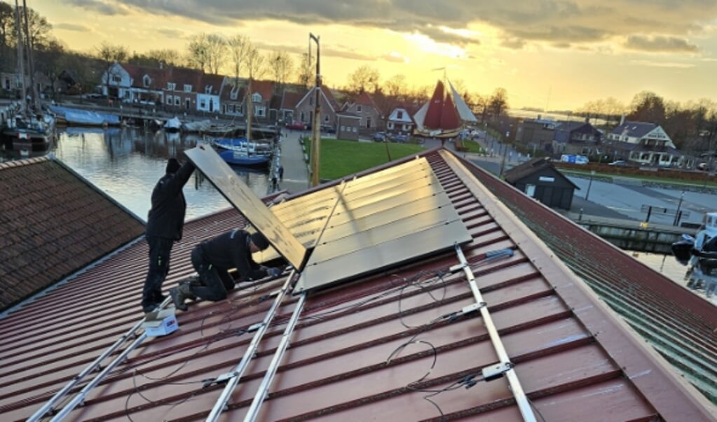 De eerste zonnepanelen worden gelegd. Foto: Bert Smit 