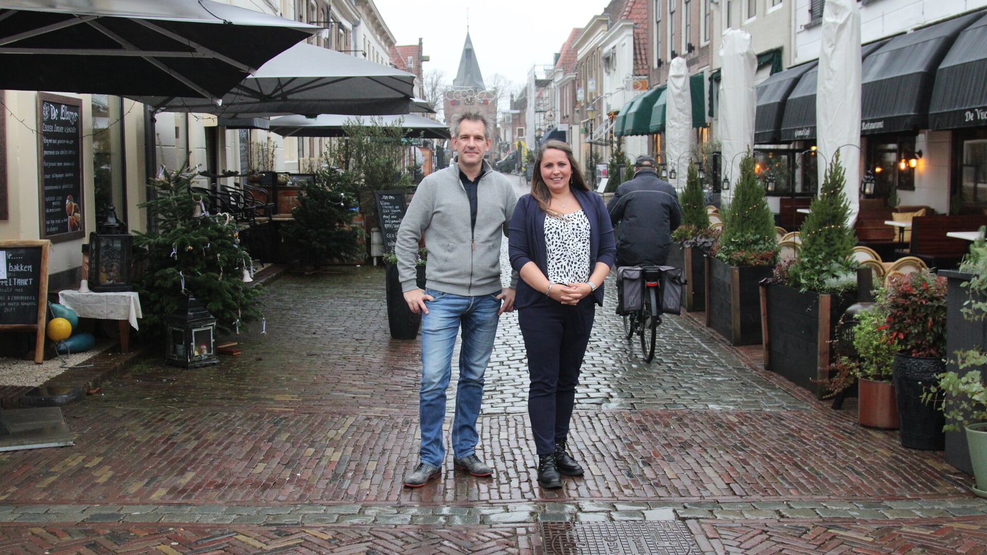 De vestingmanagers in de binnenstad van Elburg. 