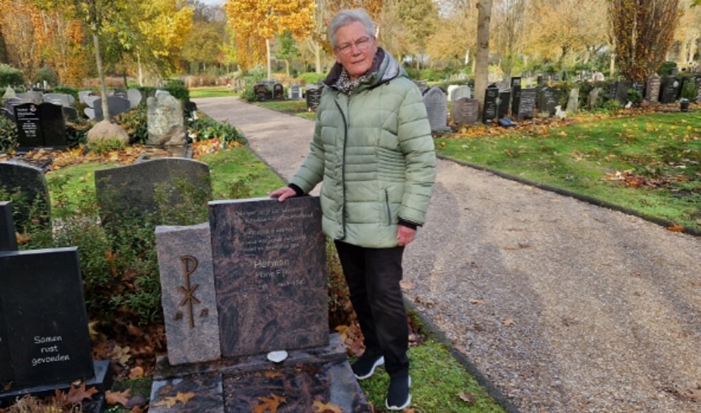Marrie Fijn bij het graf van haar man op de begraafplaats in Wezep. Foto: Barry Wensink