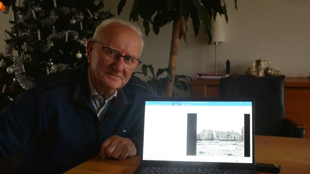  Henk Schoonhove toont de oude kerk van Kamperveen op de computer. Foto: Dick van der Veen 