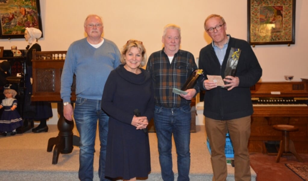  Burgemeester Tanja Haseloop en de prijswinnaars. Van links naar rechts Wim Visser, Dick Dalhuisen en Cor van de Worp. 