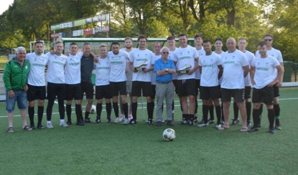 De kampioenen met de trofeeën in handen van Sam van Norel en Luuk Struik.