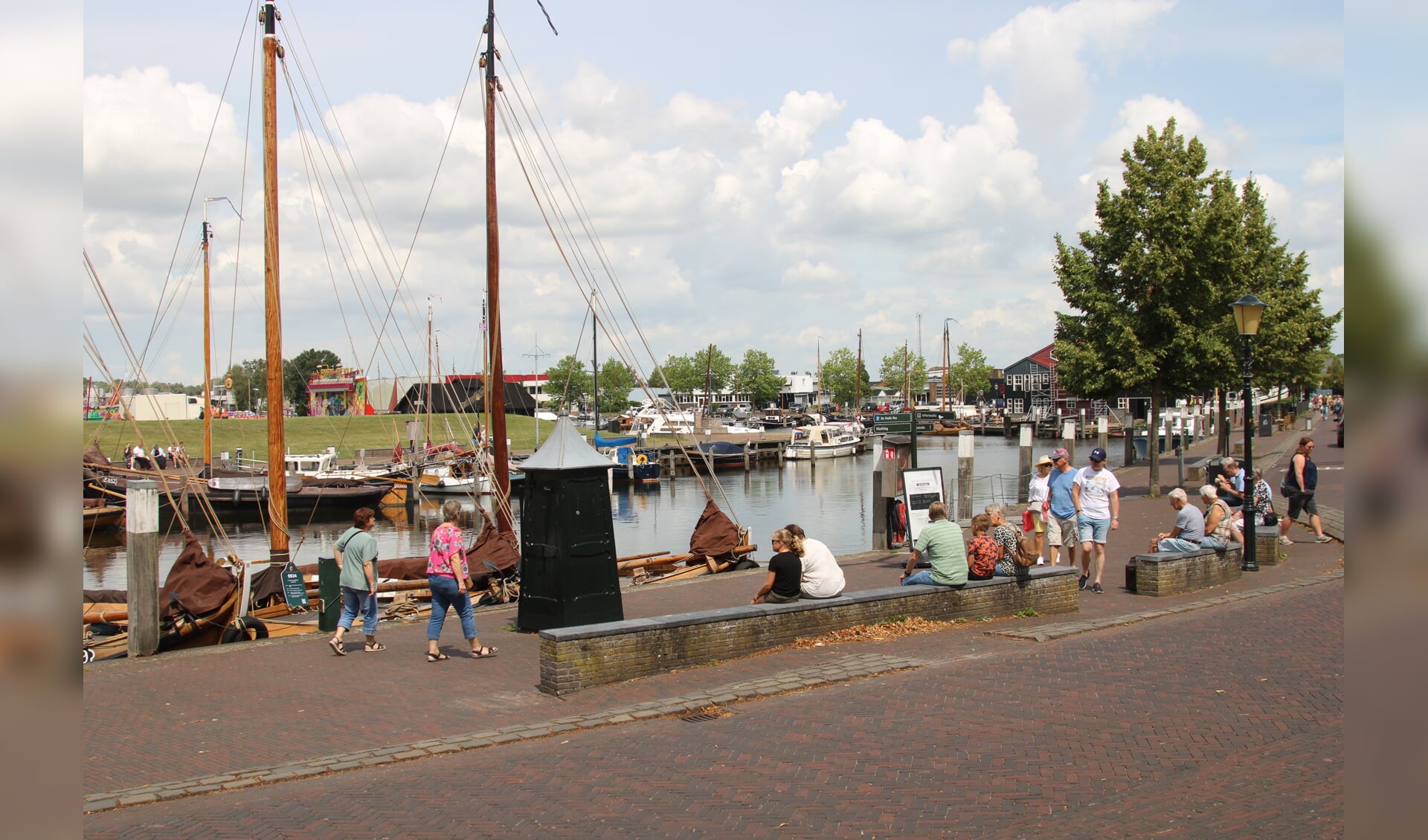 De haven van Elburg op archieffoto.