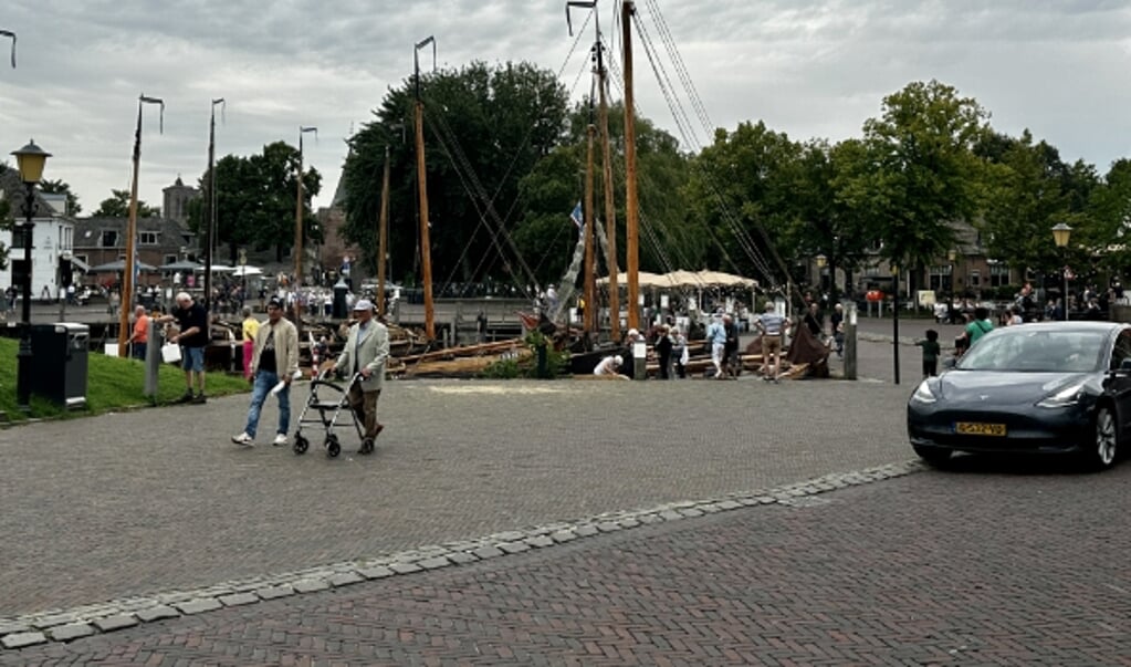 Auto's moeten het flaneren langs de haven niet in de weg staan. Foto: Wijnand Kooijmans