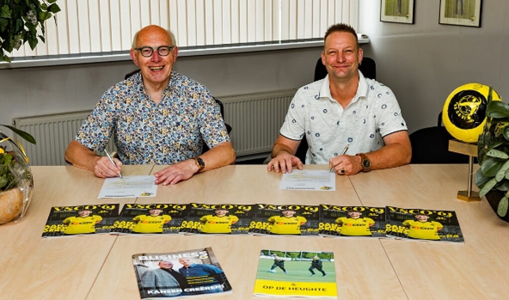 Erik van Olst (r) van E. van Olst Timmerwerken en Lammert Vlieger  van VSCO'61 ondertekenen de nieuwe wedstrijdsponsorovereenkomst.