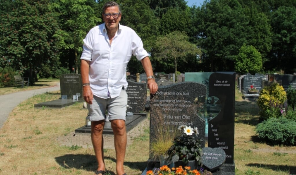 Jan van Olst bij het graf van zijn vrouw Erika op de begraafplaats in 't Harde. 