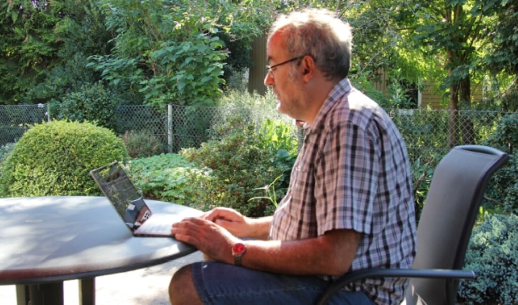Frank van Hattem achter zijn laptop. Foto: Barry Wensink