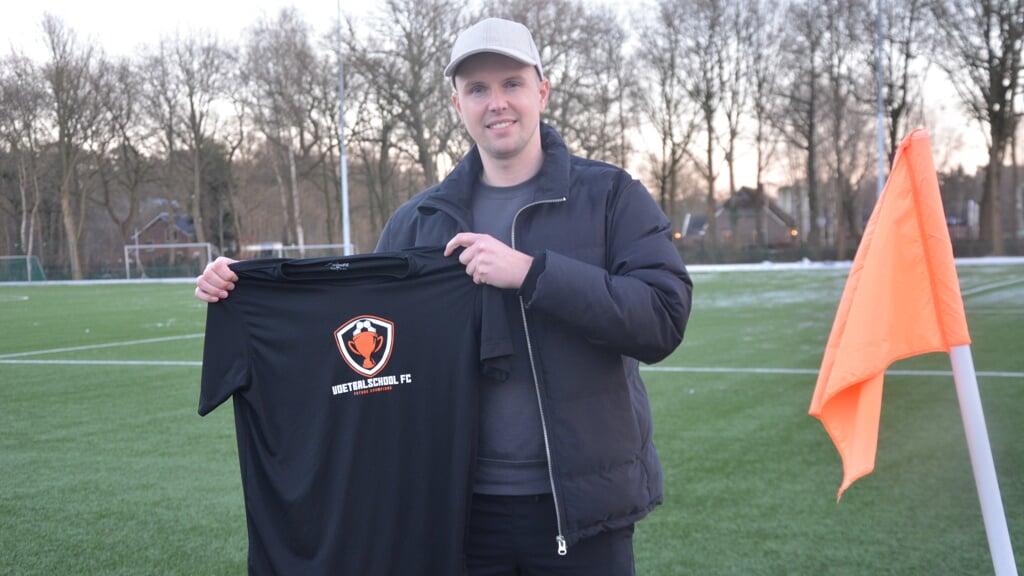 Martijn Smals toont het shirt. FC staat voor future champions. Foto: Dick van der Veen