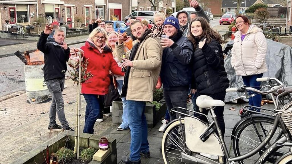 Oliebollen uitdelen op oudejaarsdag.