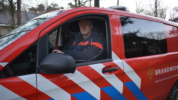 Cees-Jan Bloemendaal rijdt in zijn bus met apparatuur waarmee hij metingen uit kan voeren.