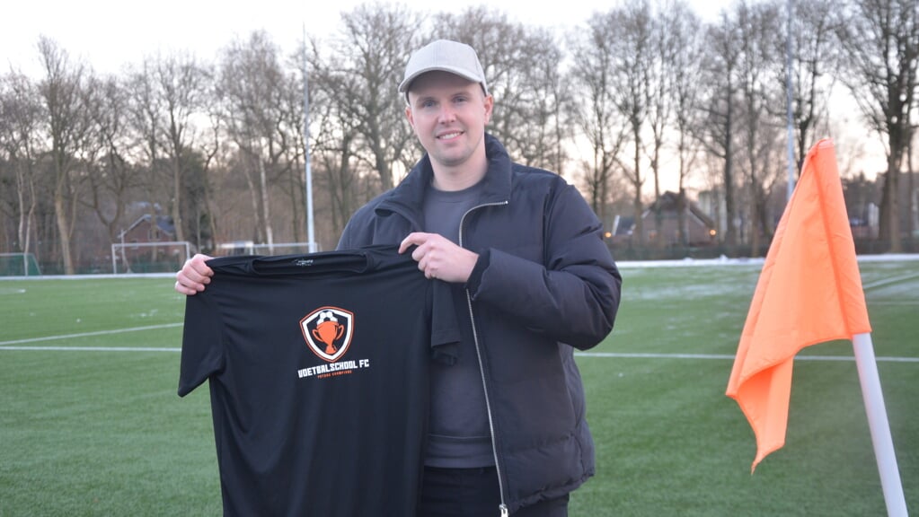  Martijn Smals toont het shirt. FC staat voor future champions. Foto: Dick van der Veen 