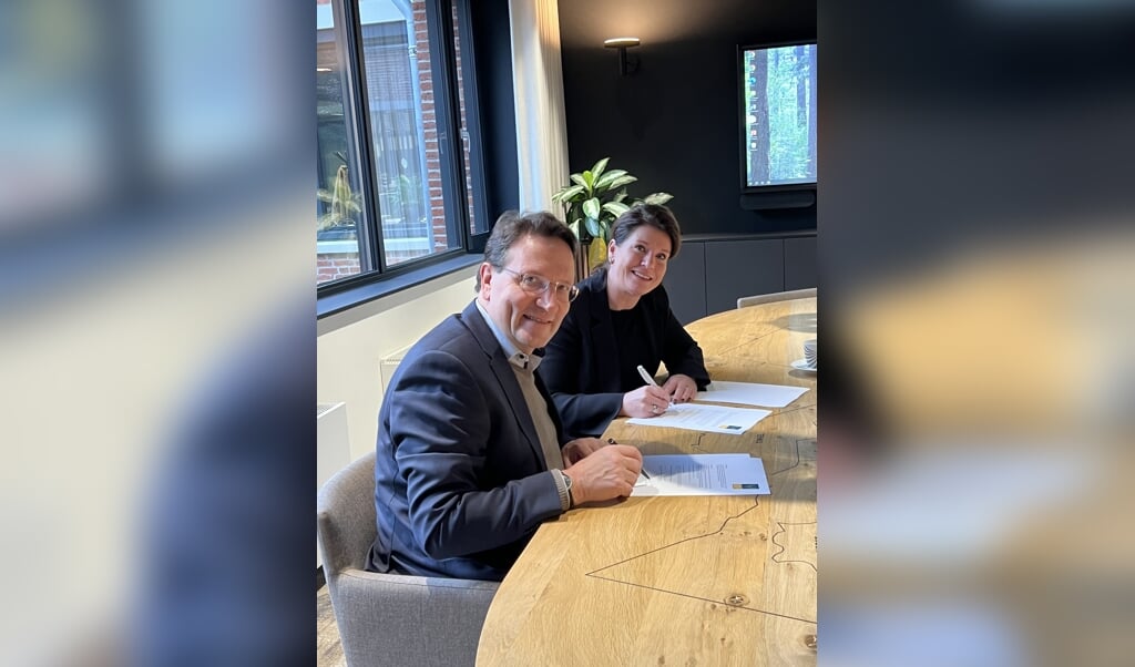 Wethouder Hugo Weidema en vicevoorzitter Starterscollectief Veluwe Wendy de Haan ondertekenen samenwerkingscontract