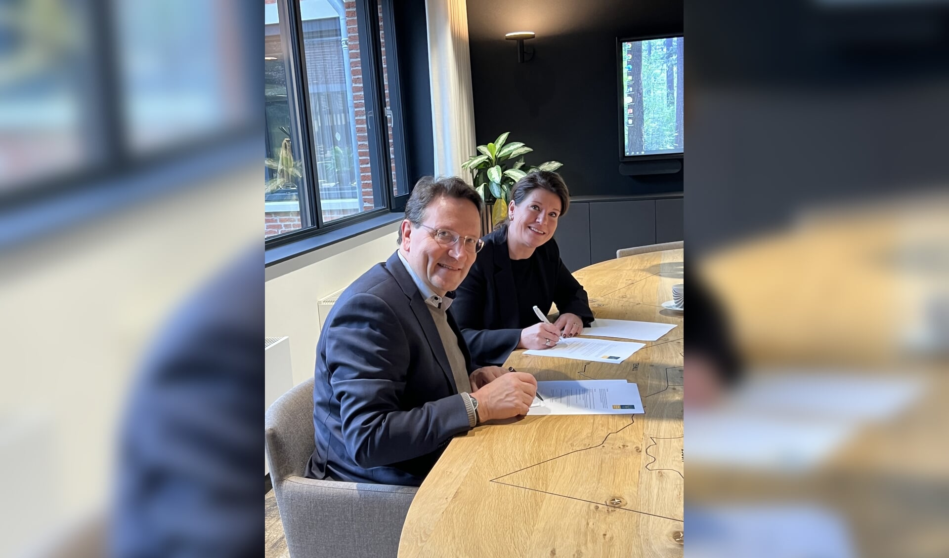 Wethouder Hugo Weidema en vicevoorzitter Starterscollectief Veluwe Wendy de Haan ondertekenen samenwerkingscontract