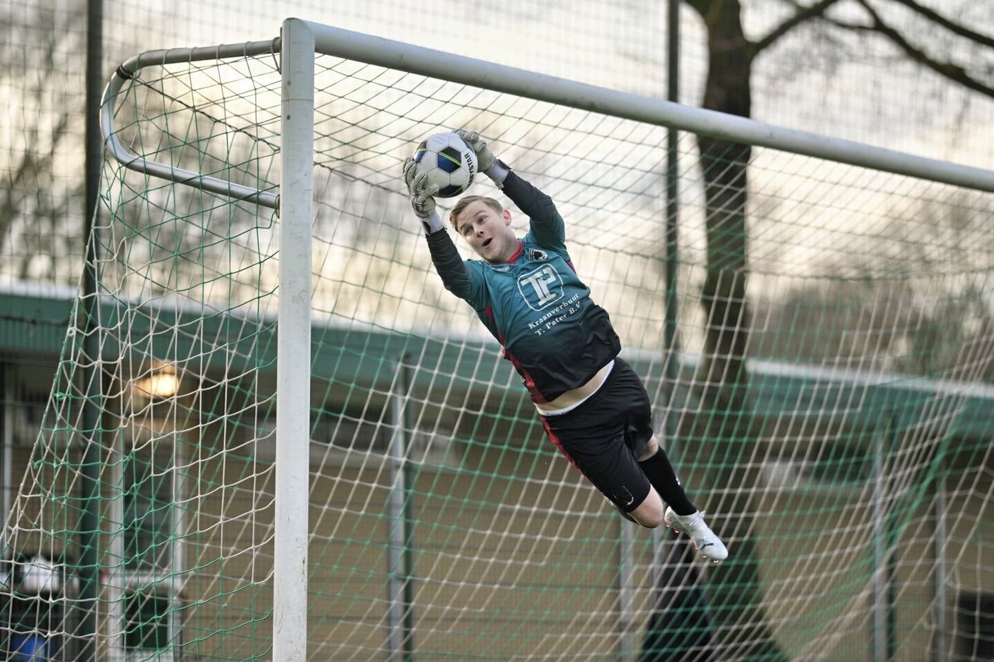  Een prachtige redding van de keeper. Foto: Paul Berkhout 