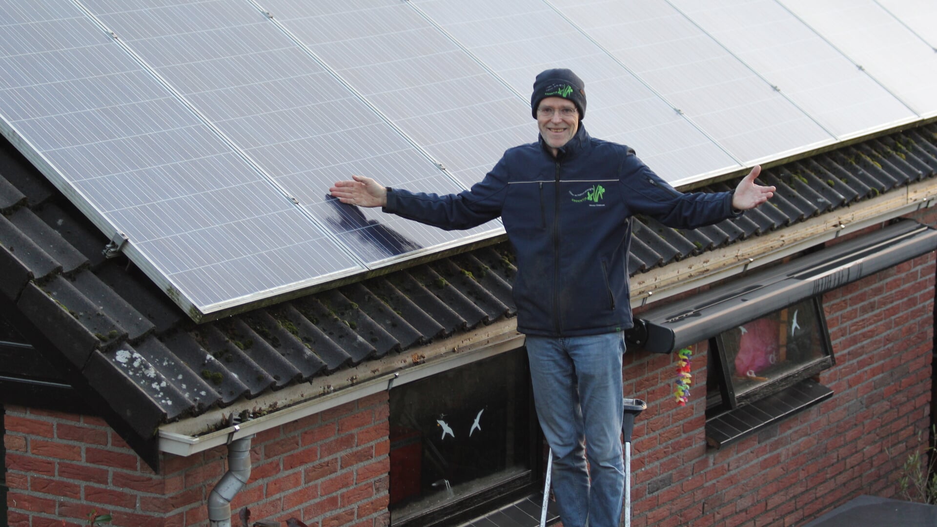 Michiel Werner bij zijn zonnepanelen. 