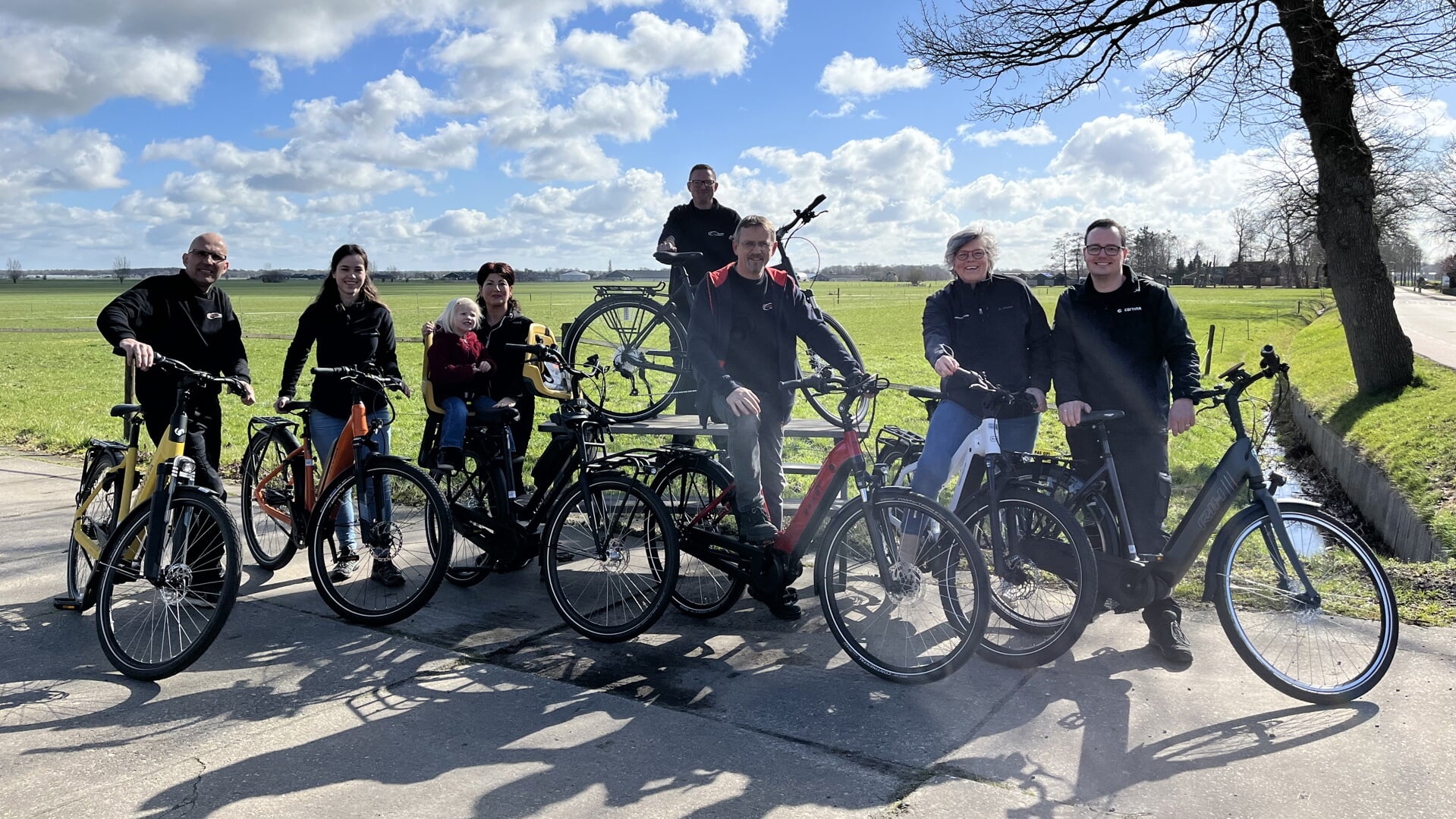 Medewerkers van Dickhof Rijwielen op de e-bike.