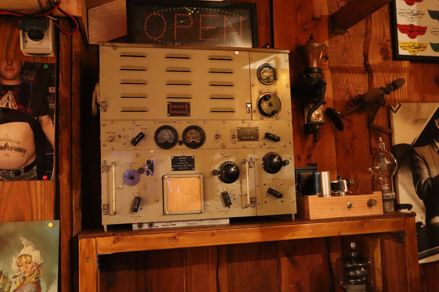  Wilfrieds oude transmitter heeft nog steeds een plekje in de studio. 