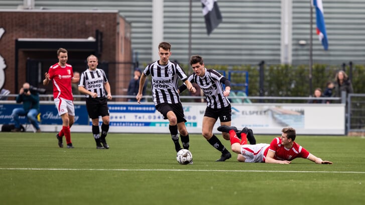 Dankzij een prima tweede helft pakt Elspeet een punt tegen Rood Wit '58. Foto: NWVfoto.nl