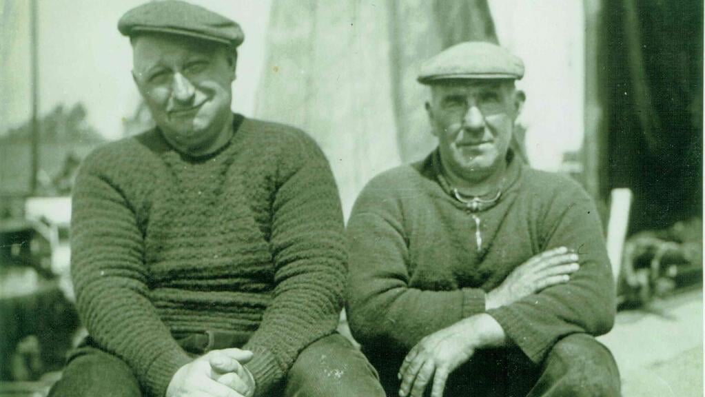 De broers Lammert en Piet Leusink aan de haven.