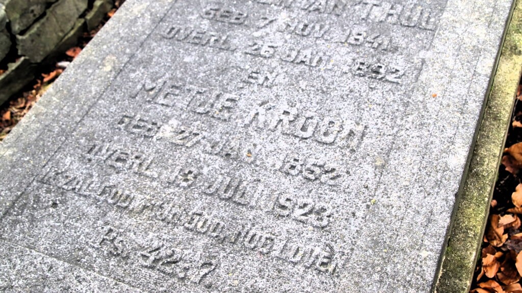  De naam van Metje Kroon is nog goed leesbaar op haar graf. Maar wie heeft een foto van haar? Foto: Dick Baas  