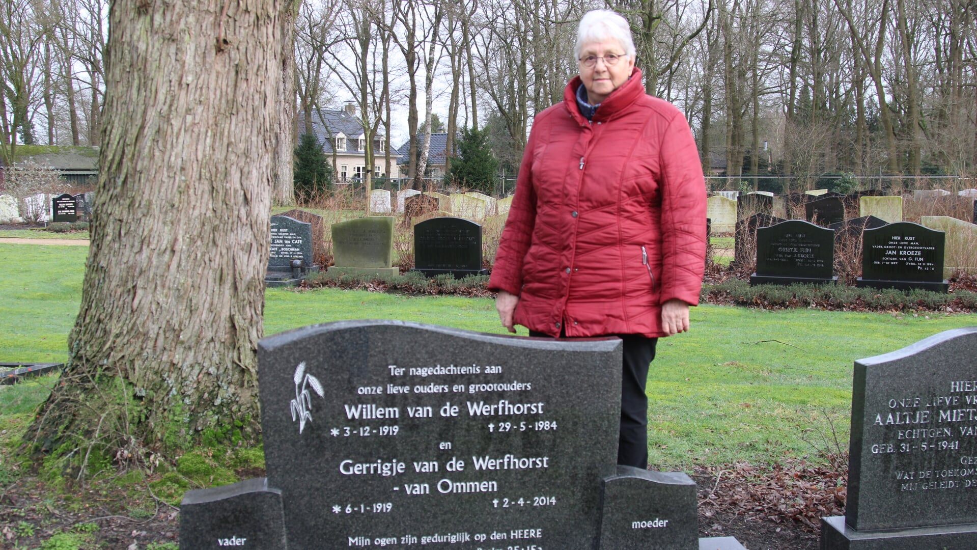  Evie Boer bij het graf van haar ouders. Foto: Barry Wensink 