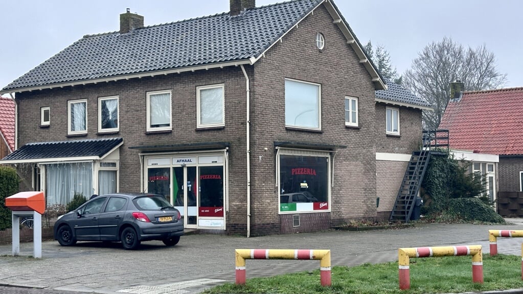  De voormalige kruidenierswinkel en pizzeria verdwijnt voor woningbouw. Foto: Wijnand Kooijmans 