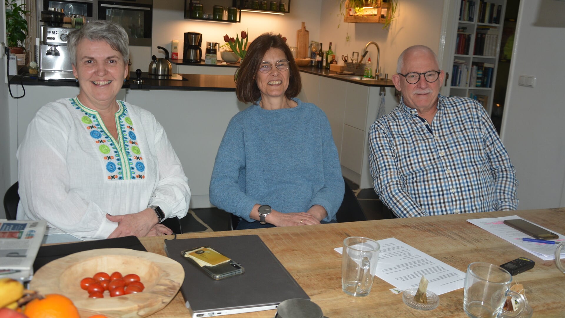 Gesprek aan de keukentafel met v.l.n.r. Weynie, Hendriëtte en Henk. 