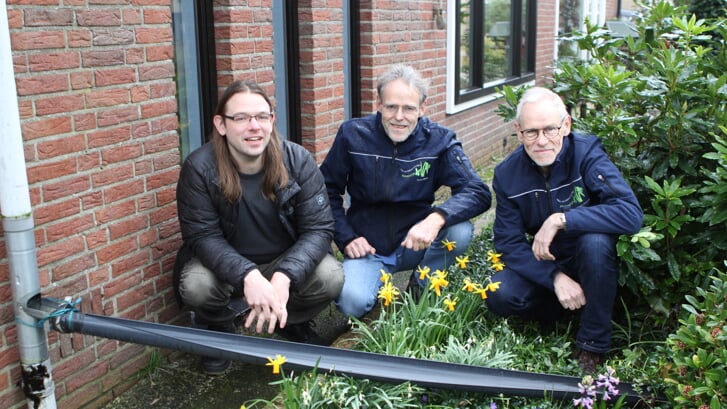 Bennie Kalf (gemeente), Michiel Werner en Marten Muller (Groentje) bij een eenvoudige afkoppeling van een regenpijp.