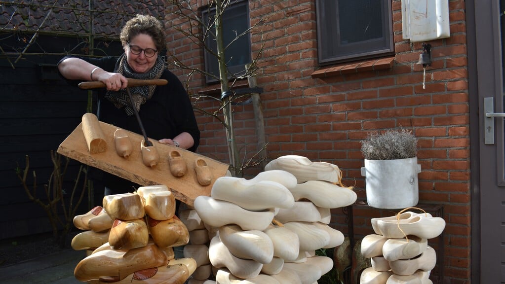 Zwiertje met een oud gereedschap om klompen te maken. 