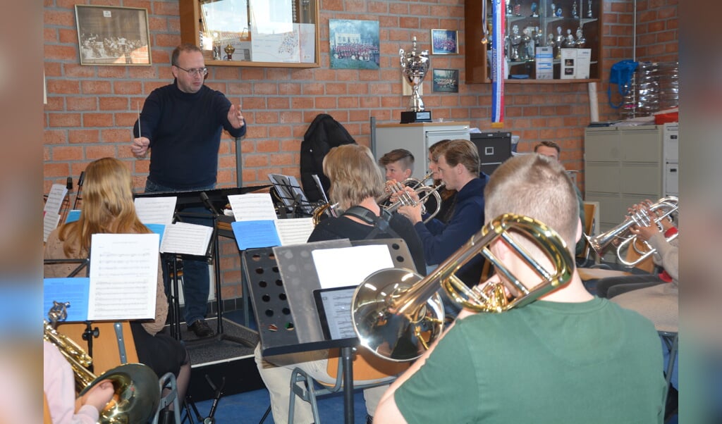  Een repetitie van het B-orkest met dirigent  Adriaan Bruinink. 