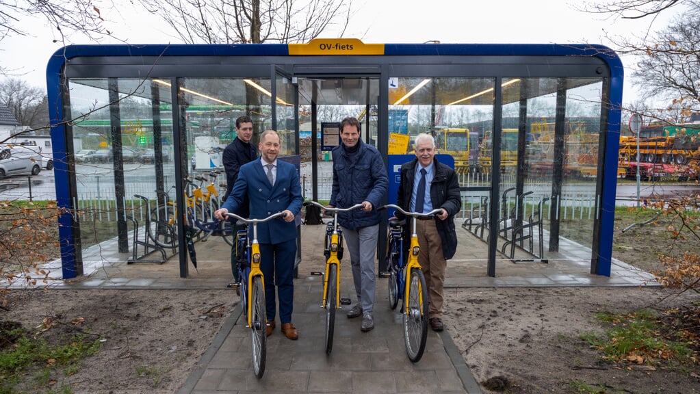  In gebruik name van het eerste OV-fietspaviljoen van Gelderland. 