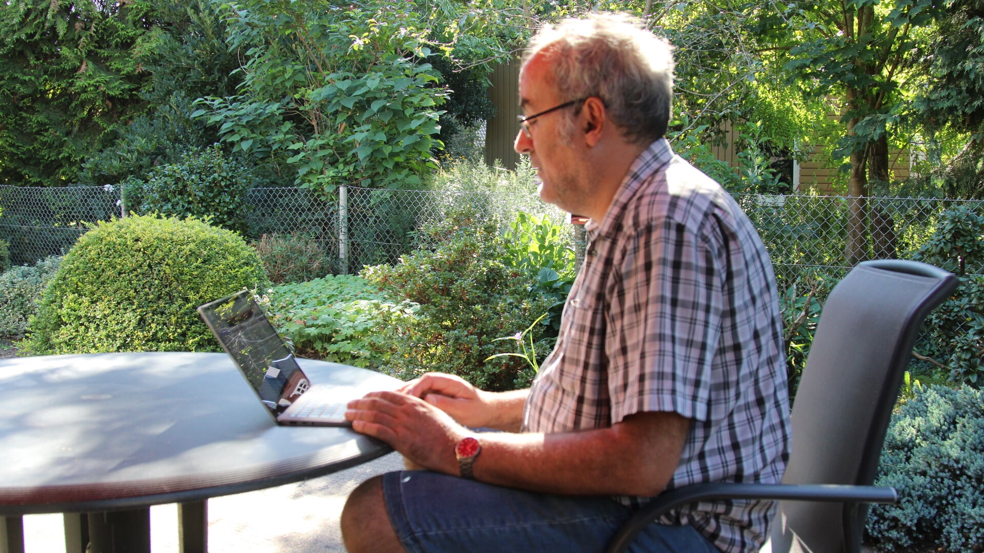 Frank van Hattem, september 2023, achter zijn laptop. Foto: Barry Wensink