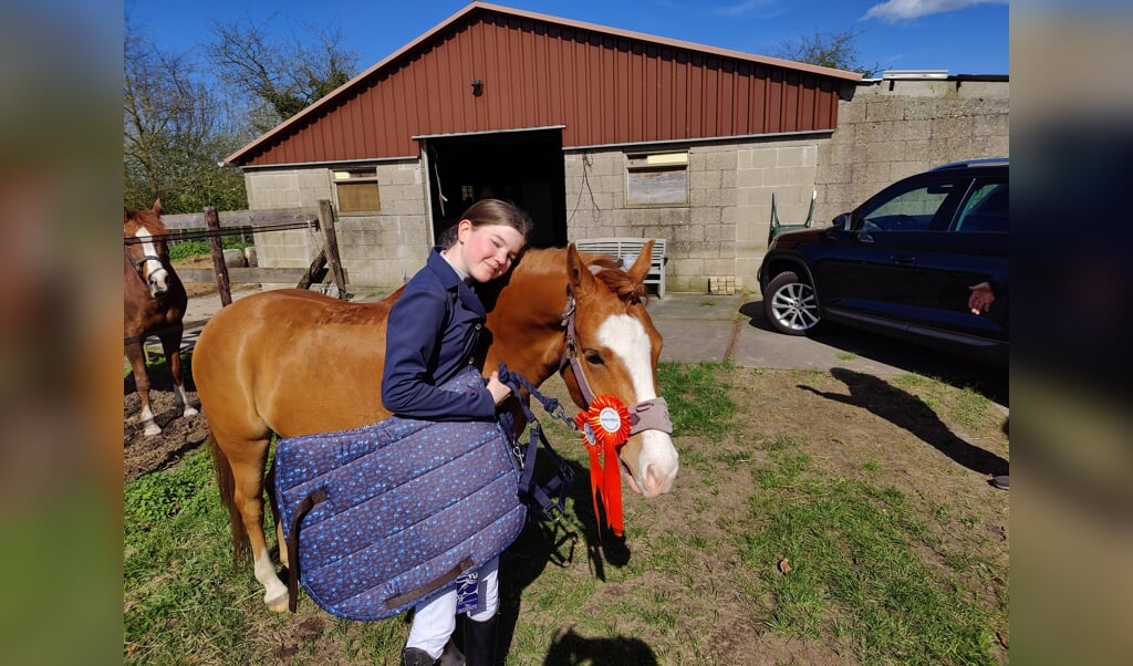 Britt van Ommen met haar pony en gewonnen prijs