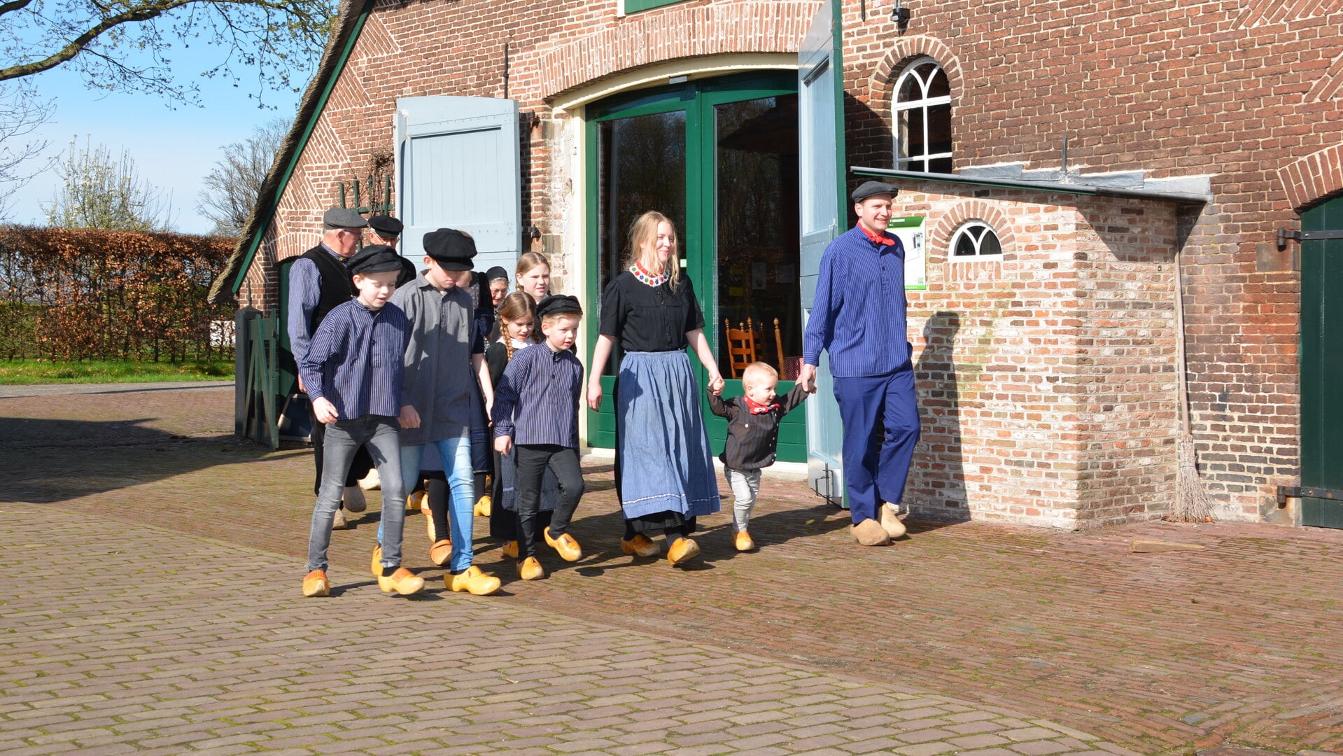 Wandelen op klompen vanaf het Boerderijmuseum.