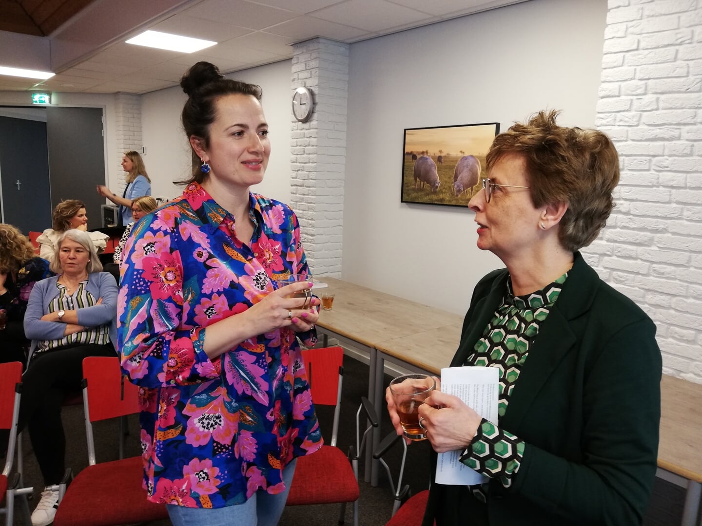  Naomi Smits en directeur Hetty van de Weg van Bibliotheek Noord-Veluwe. 