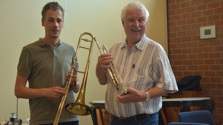 De dirigent en de voorzitter die hij als leerling hielp bij de muzikale vorming. Foto: Dick van der Veen