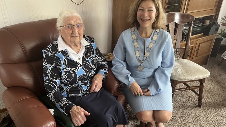  Bezoek van de burgemeester voor de 100-jarige. Foto: W. Kooijmans 