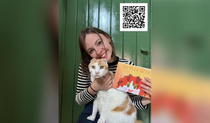  Romy van den Berg toont haar boek en haar kat. 