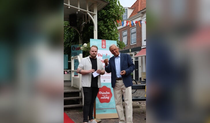 Jaap Streefkerk, voorzitter VVV Elburg heeft  de eerste vriendenpas in ontvangst genomen.