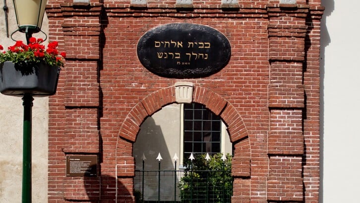  De poort naar de synagoge aan de Jufferenstraat in Elburg. 