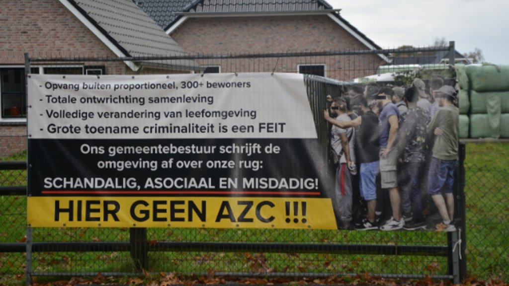  Protest tegen de komst van een AZC. Foto: Dick van der Veen 