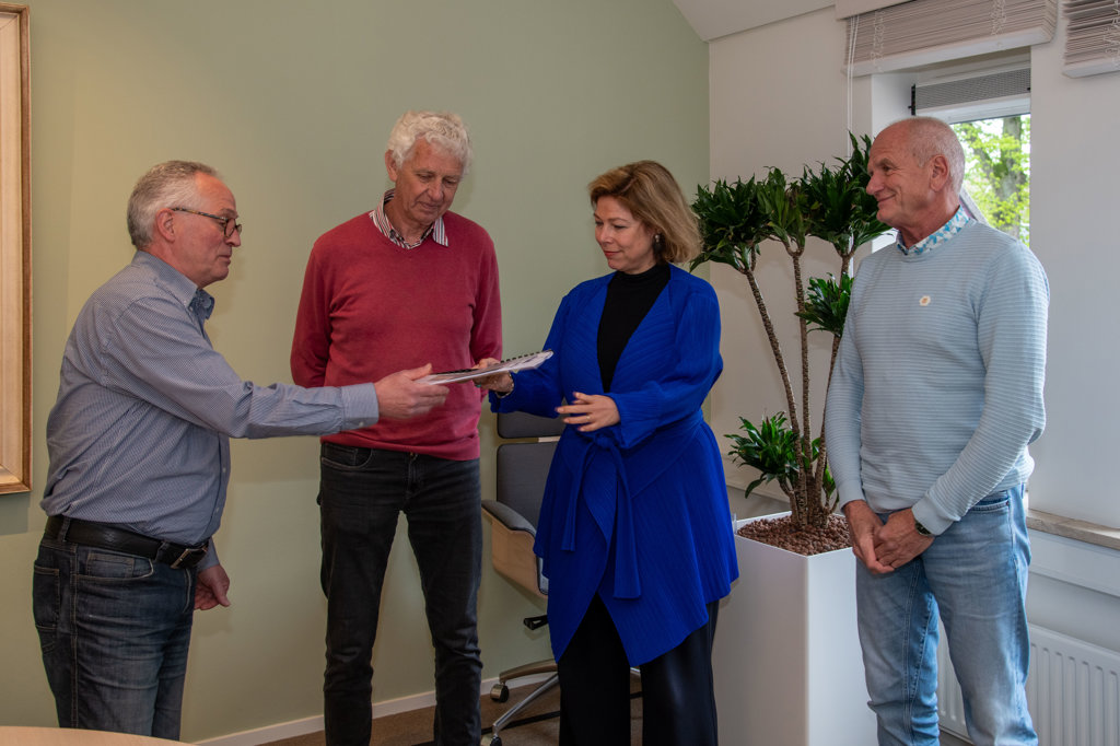 Henk Hagen, Klaas van Harten en Hans Goes bieden het zwartboek aan burgemeester Celine Blom aan. Foto: B. vd Biezen 