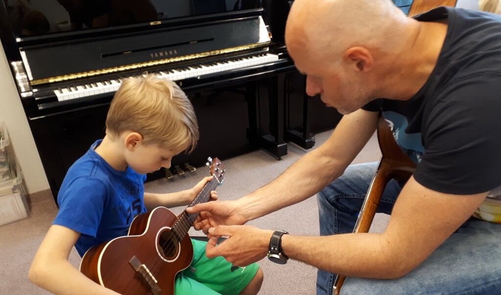 Kinderen kunnen op muzikale ontdekkingstocht bij Muziekschool Emmen.