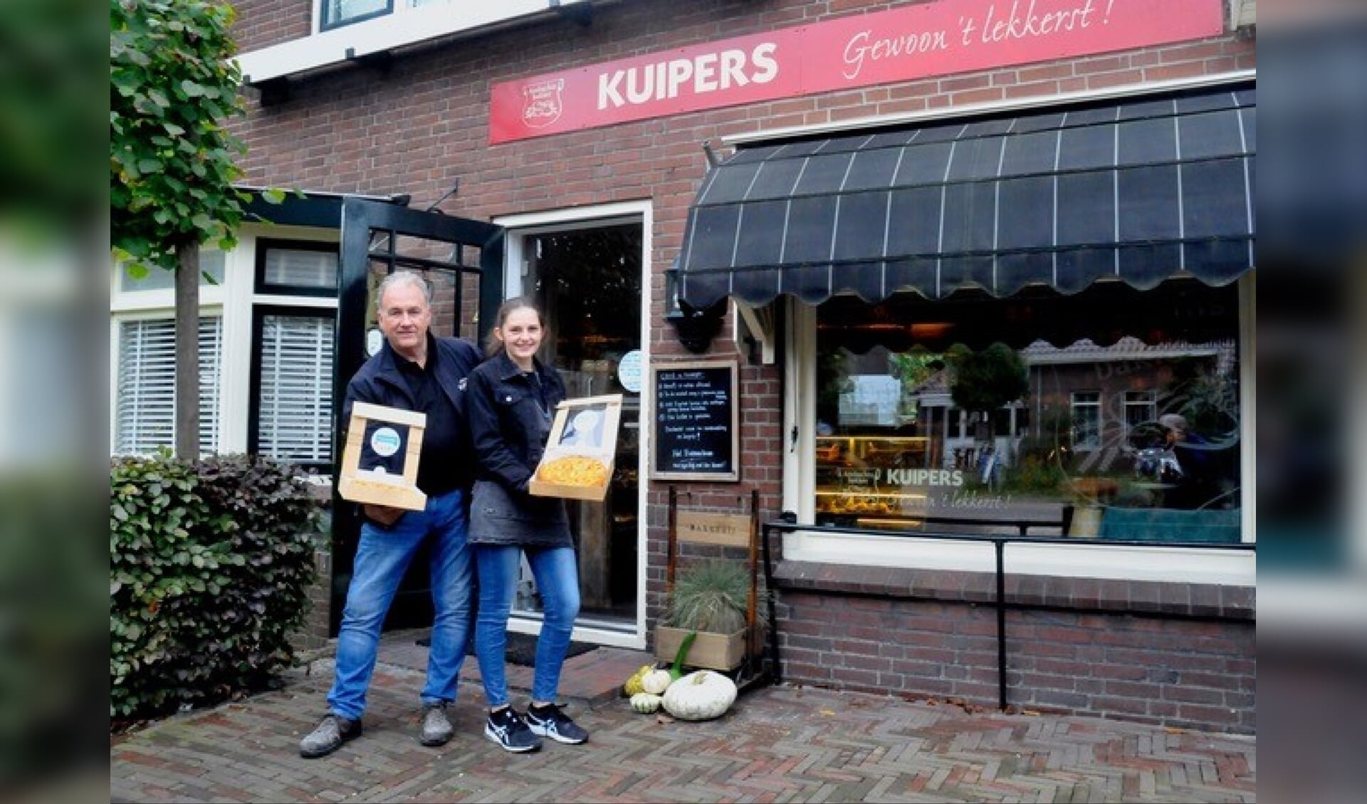 Bakker Johnny Kuipers en zijn schoondochter Anniek Oortwijn tonen dezelfde appeltaarten als de exemplaren die door Humanitas worden uitgedeeld. .