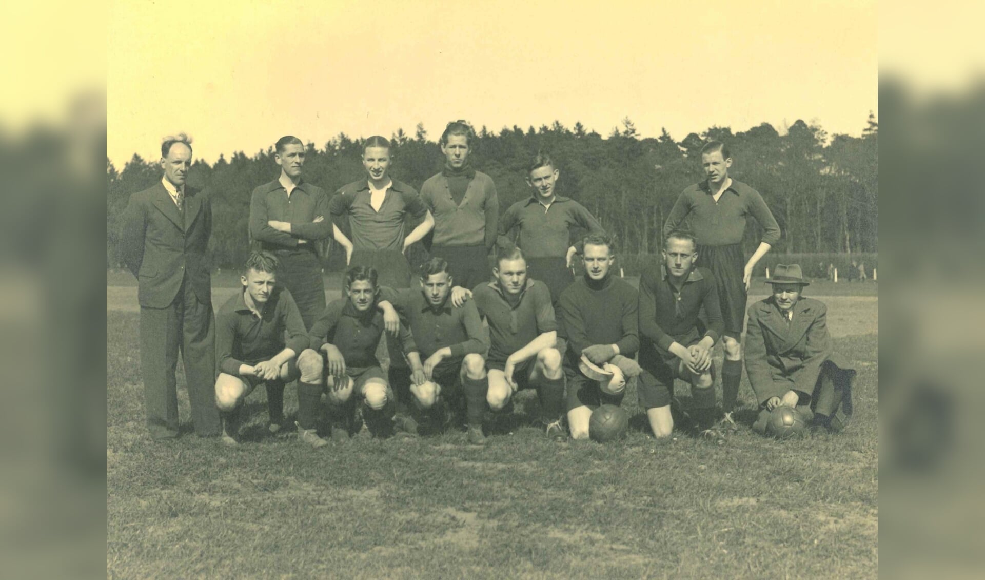 Het team van Achilles 1894 omstreeks 1940, met geheel links Jo Stüvel. Hij kwam op 13 mei 1944 om het leven in Osnabrück.