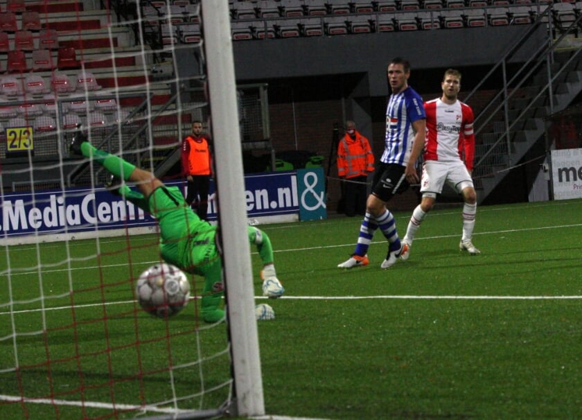 Michael de Leeuw ziet op de achtergrond hoe de bal bij de tweede paal binnenvalt en FC Emmen op 1-0 komt. Foto: Bennie Wolbers.