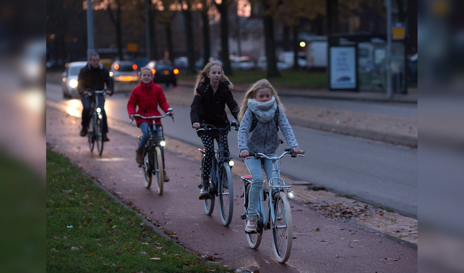 In het donker fietsen zonder goede verlichting is levensgevaarlijk. Foto: Bastiaan Heus.