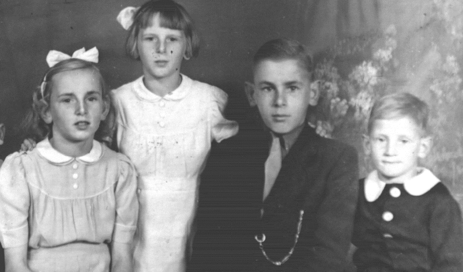 Vanaf links Sjaan, Annie, Jan (verbleef elders) en vader Kees op een familiefoto.